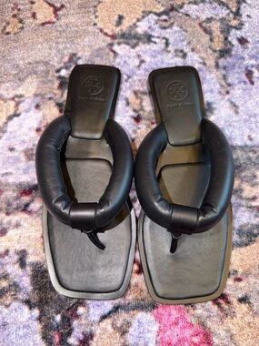TORY BURCH Puffy Strap Thong Nevada Flat SANDALS Size 8 Black Leather NEW